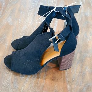 NWT Universal Thread Black Sandals - Size 10